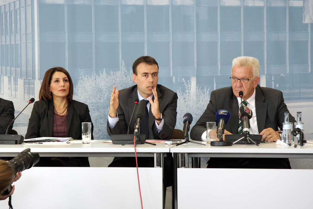 Ministerpräsident Winfried Kretschmann (r.), Finanz- und Wirtschaftsminister Nils Schmid (M.) und Integrationsministerin Bilkay Öney (l.) bei der Regierungspressekonferenz am 16. September 2014 in Stuttgart