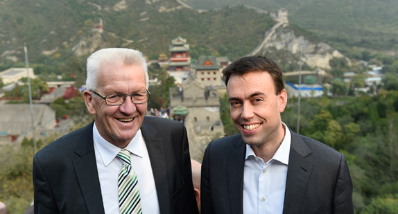 Ministerpräsident Winfried Kretschmann (l.) und Wirtschafts-und Finanzminister Dr. Nils Schmid (r.) an der Großen Mauer bei Peking (Foto: Staatsministerium Baden-Württemberg/Reiner Pfisterer)