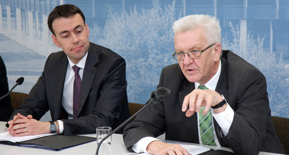 Ministerpräsident Winfried Kretschmann (r.) und Finanz- und Wirtschaftsminister Nils Schmid (l.)