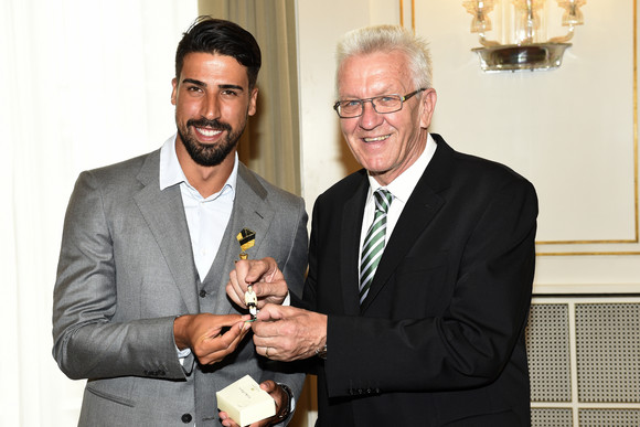 Sami Khedira (l.) und Ministerpräsident Winfried Kretschmann (r.)