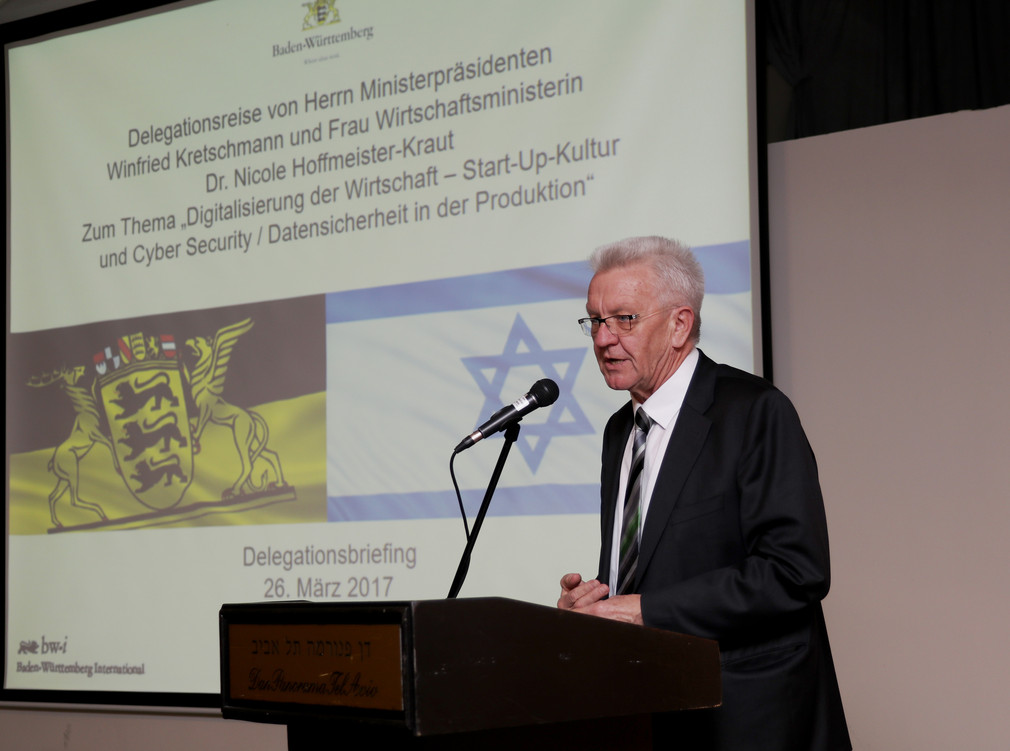 Ministerpräsident Winfried Kretschmann beim Delegationsbriefing