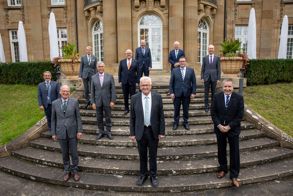 Ministerpräsident Winfried Kretschmann (vorne, Mitte) mit Vertretern des Baden-Württembergischen Handwerkstags (BWHT) vor der Villa Reitzenstein in Stuttgart (Bild: Staatsministerium Baden-Württemberg)