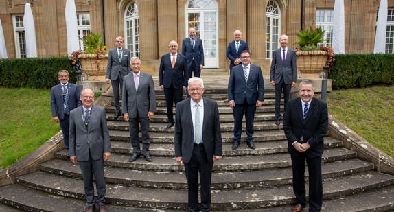 Ministerpräsident Winfried Kretschmann (vorne, Mitte) mit Vertretern des Baden-Württembergischen Handwerkstags (BWHT) vor der Villa Reitzenstein in Stuttgart (Bild: Staatsministerium Baden-Württemberg)