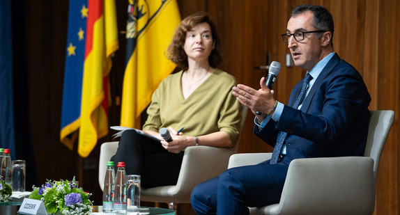 Bundeslandwirtschaftsminister Cem Özdemir (rechts) im Gespräch mit Sandra Parthie (links) vom Institut der deutschen Wirtschaft.