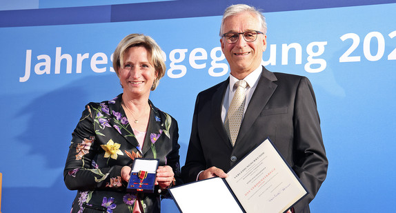 Dr. Nicole Hoffmeister-Kraut (links) und Joachim Krimmer (rechts)