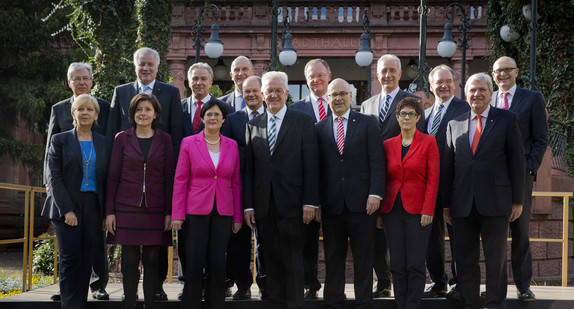 Ministerpräsident Winfried Kretschmann (1. Reihe, M.) mit den Regierungschefinnen und Regierungschefs der Länder