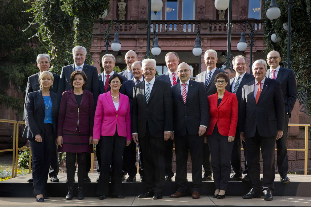 Ministerpräsident Winfried Kretschmann (1. Reihe, M.) mit den Regierungschefinnen und Regierungschefs der Länder