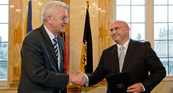 Ministerpräsident Winfried Kretschmann (l.) und Daniel Strauß (r.)