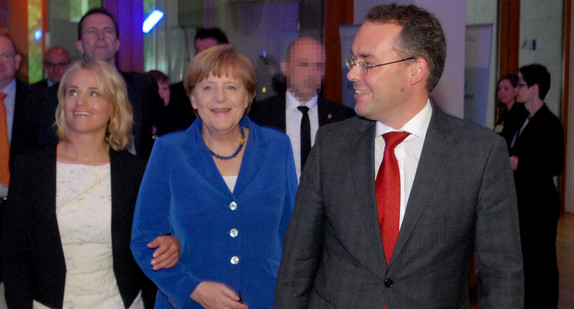 Minister Peter Friedrich begrüßt Bundeskanzlerin Angela Merkel und die Behindertenbeauftrage der Bundesregierung Verena Bentele in der Landesvertretung