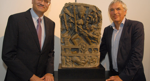 Kunststaatssekretär Jürgen Walter (r.) und der indische Botschafter Vijay Gokhale (l.) bei der Übergabe der Statue der Hindu-Göttin „Durga“ in Berlin