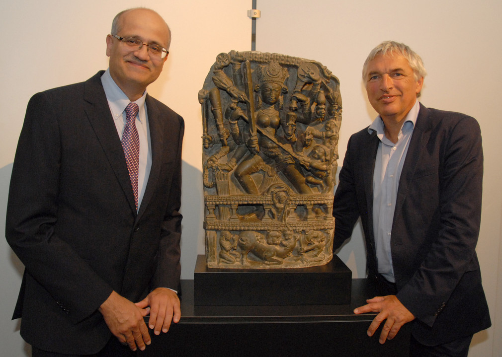 Kunststaatssekretär Jürgen Walter (r.) und der indische Botschafter Vijay Gokhale (l.) bei der Übergabe der Statue der Hindu-Göttin „Durga“ in Berlin