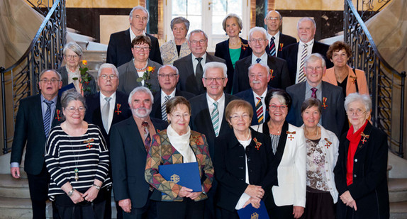 Gruppenbild mit Ministerpräsident Winfried Kretschmann (M.) und den Ordensträgerinnen und -trägern