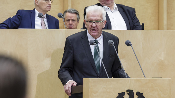 Ministerpräsident Winfried Kretschmann spricht zu TOP 7: Entschließung des Bundesrates zum Jahrestag des russischen Angriffskriegs gegen die Ukraine