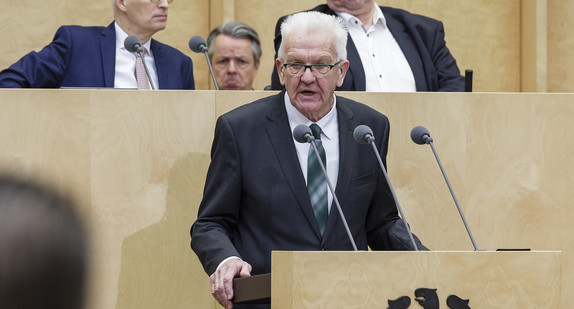 Ministerpräsident Winfried Kretschmann spricht zu TOP 7: Entschließung des Bundesrates zum Jahrestag des russischen Angriffskriegs gegen die Ukraine