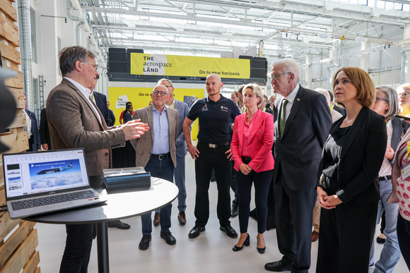 Rundgang von Ministerpräsident Winfried Kretschmann und weiteren Teilnehmenden auf der Begleitausstellung.