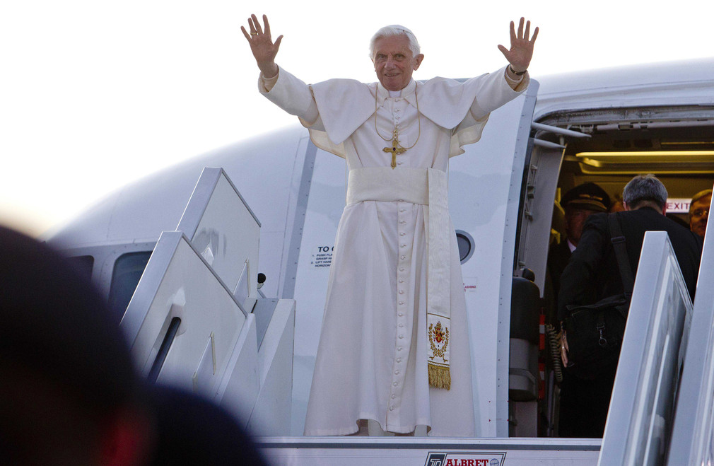 Papst Benedikt XVI. bei der Verabschiedung auf dem Flughafen Lahr