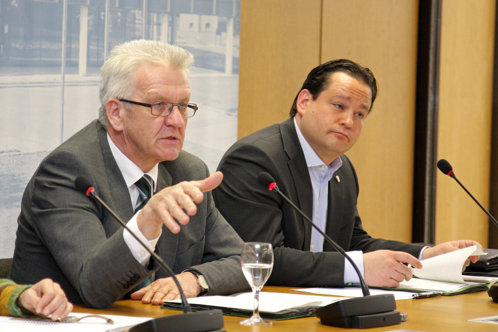 Ministerpräsident Winfried Kretschmann (l.) und Naturschutzminister Alexander Bonde (r.) bei der Regierungspressekonferenz am 19. Februar 2013 iim Landtag in Stuttgart
