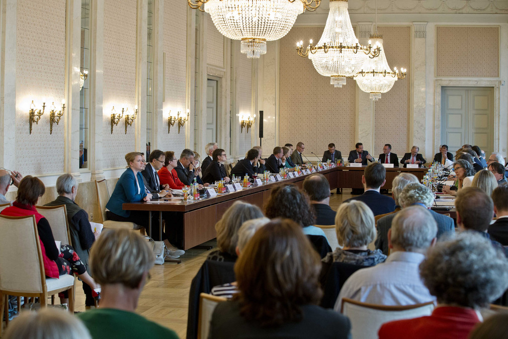 Die Teilnehmer und Zuhörer der erstem öffentlichen Sitzung des neu gegründeten TTIP-Beirats der Landesregierung