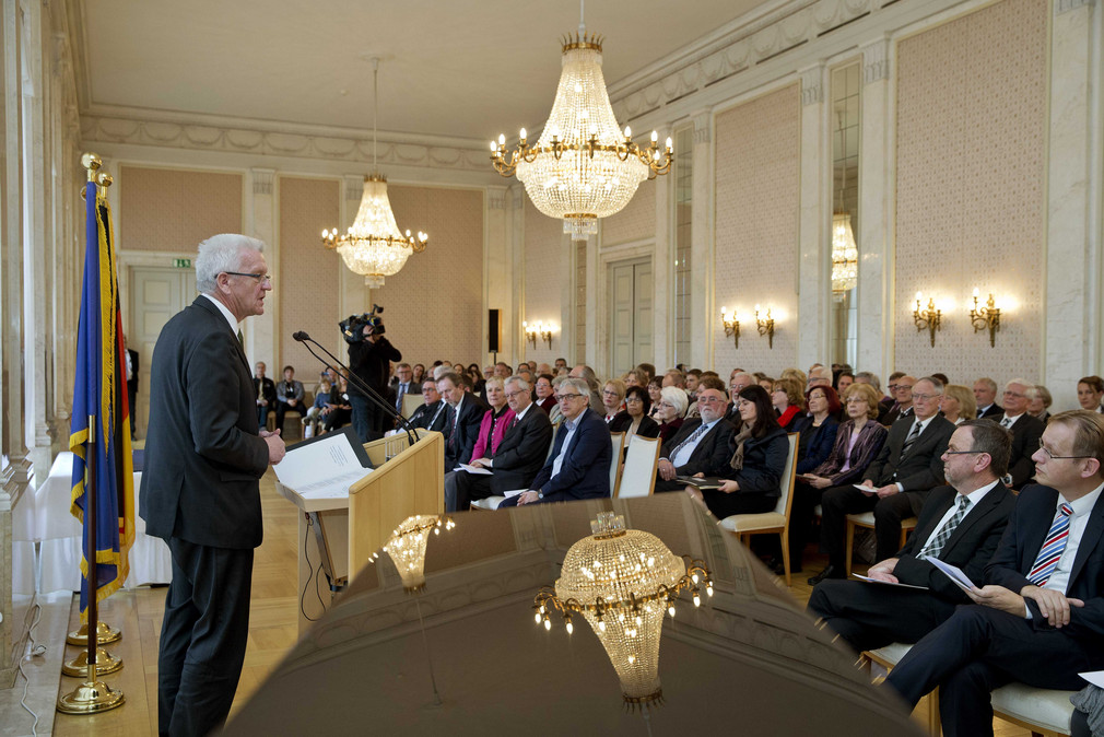 Ministerpräsident Winfried Kretschmann (l.) bei seiner Ansprache zu den Gästen