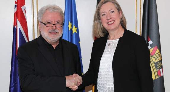 Staatsminister Klaus-Peter Murawski (l.) und die australische Botschafterin Lynette Wood (r.)