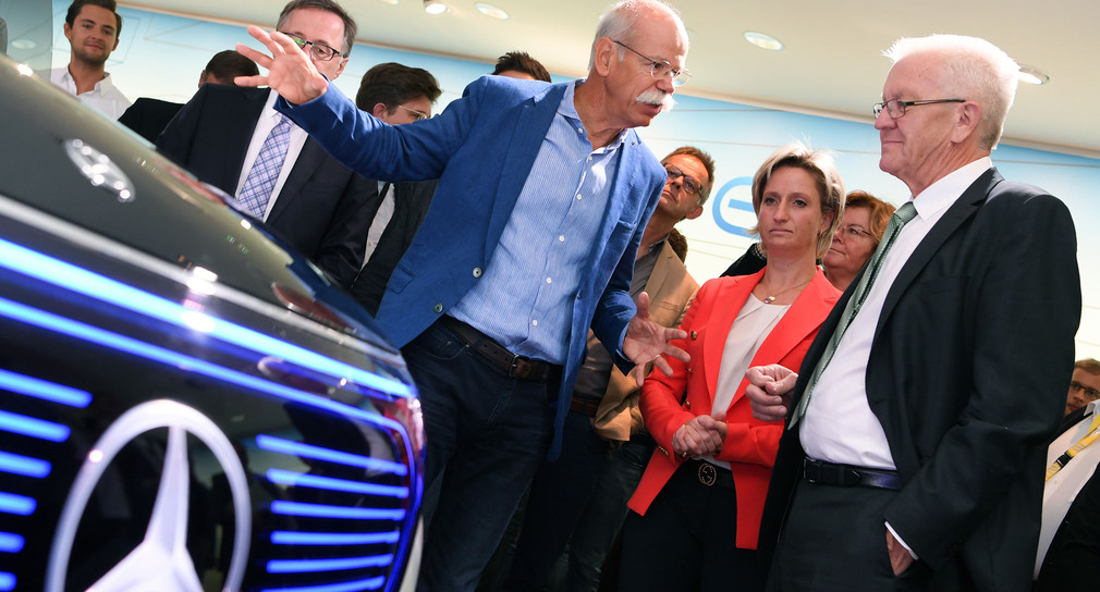 Dieter Zetsche (M.), Vorstandsvorsitzender der Daimler AG, zeigt Ministerpräsident Winfried Kretschmann (r.) und Wirtschaftsministerin Nicole Hoffmeister-Kraut (2.v.r.) beim Rundgang über die Internationale Automobil-Ausstellung (IAA) in Frankfurt am Main den Mercedes-Benz EQ concept. (Foto: © dpa)