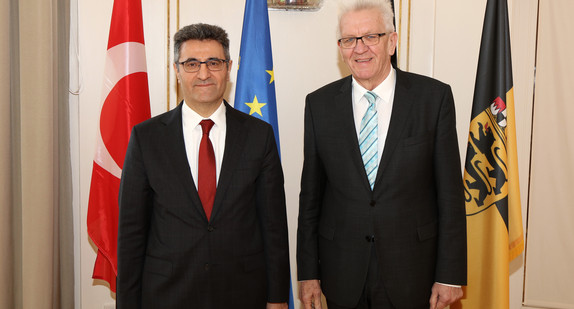 Ministerpräsident Winfried Kretschmann (r.) und der türkische Botschafter Ali Kemal Aydin (l.)