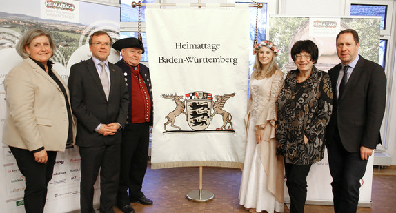 v.l.n.r.: Sybille Mack (Leiterin des Amtes für Schulen, Kultur und Sport in Winnenden), Paul Nemeth MdL (Vorsitzender des Landesausschusses Heimatpflege Baden-Württemberg), Gunter Dlabal (Südwestdeutscher Gauverband der Heimat- und Trachtenvereine), Celine Traub (Winnender Mädle), Staatsrätin Gisela Erler und Winnendens Oberbürgermeister Hartmut Holzwarth (Bild: Stadt Winnenden)