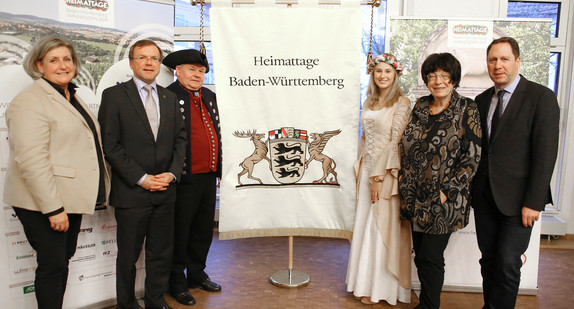 v.l.n.r.: Sybille Mack (Leiterin des Amtes für Schulen, Kultur und Sport in Winnenden), Paul Nemeth MdL (Vorsitzender des Landesausschusses Heimatpflege Baden-Württemberg), Gunter Dlabal (Südwestdeutscher Gauverband der Heimat- und Trachtenvereine), Celine Traub (Winnender Mädle), Staatsrätin Gisela Erler und Winnendens Oberbürgermeister Hartmut Holzwarth (Bild: Stadt Winnenden)