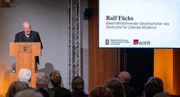 Buchvorstellung und Diskussion Im Herzen grün – Die Biografie Ralf Fücks, Geschäftsführender Gesellschafter des Zemtrums Liberale Moderne bei seinem Input