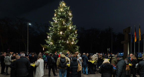 Übergabe der Gengenbacher Weihnachtstanne an die Landesvertretung, 25.11.2025