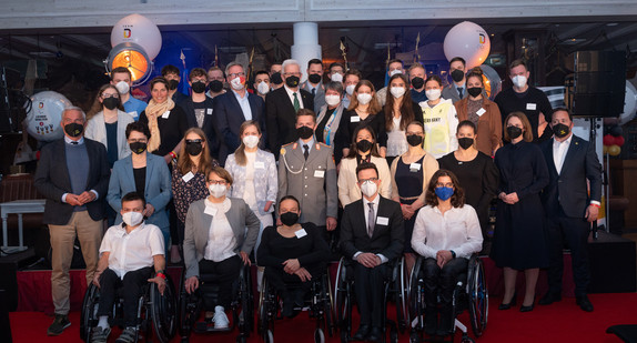 Gruppenbild mit Ministerpräsident Winfried Kretschmann und den Gästen