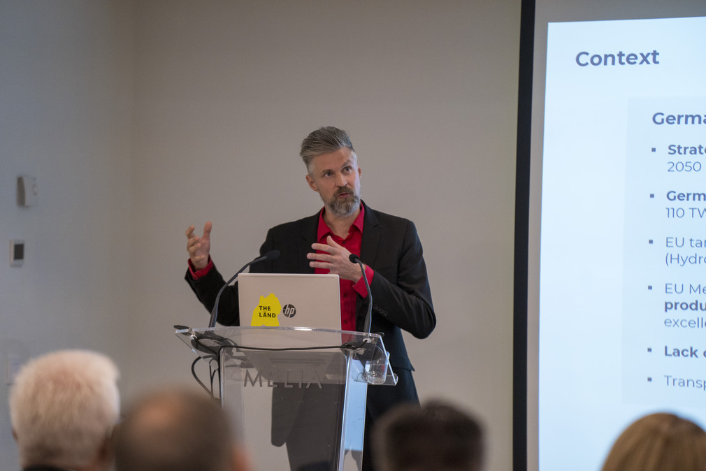 Dr. Patrick Metzger, Group CEO der Viridi RE GmbH aus Baden-Württemberg, stellt ein Wasserstoffprojekt vor. 
