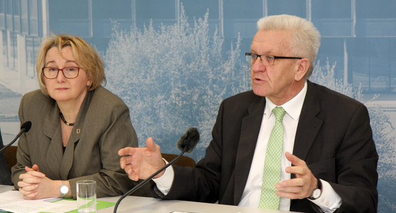 Ministerpräsident Winfried Kretschmann (r.) und Wissenschaftsministerin Theresia Bauer (l.).