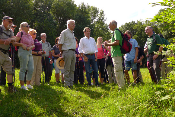 Wanderung zur Burg Hohenneuffen: Ministerpräsident Winfried Kretschmann gemeinsam mit der Wandergruppe