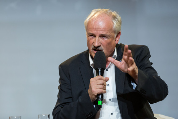 7. Sommerakademie Verbieten, zahlen oder ködern? Umweltschutz zwischen Ordnungsrecht und Marktwirtschaft Olaf Tschimpke Präsident Naturschutzbund Deutschland e.V. (NABU)
