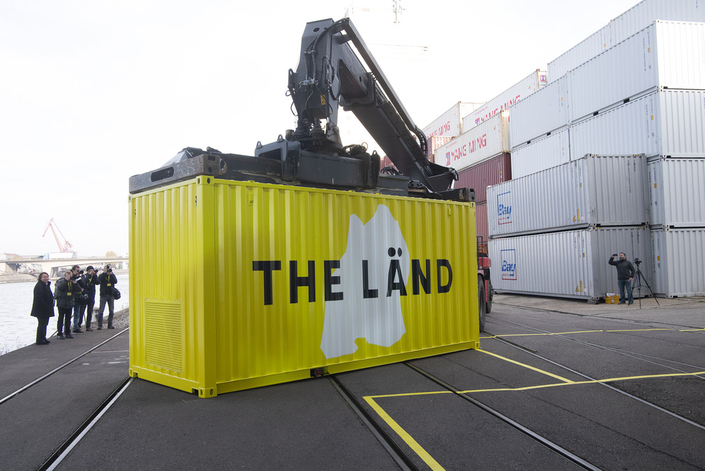 Mobiler „Fän“-Shop mit der Aufschrift „THE LÄND“ in Form eines umgebauten Frachtcontainers