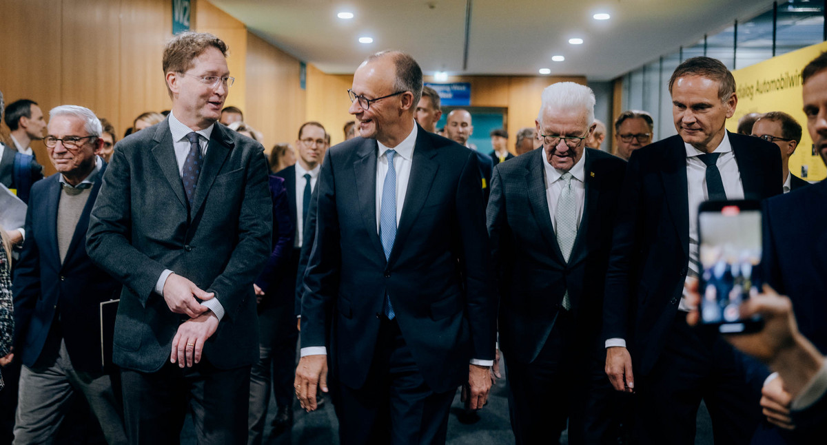 von links nach rechts: Innenminister Thomas Strobl, Ola Källenius (Vorstandsvorsitzender der Mercedes-Benz Group AG), Bundeskanzler Friedrich Merz, Ministerpräsident Winfried Kretschmann und Oliver Blume (Vorstandsvorsitzender der Dr. Ing. h. c. F. Porsche AG und der Volkswagen AG)