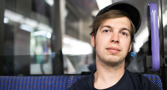 Junger Mann in S-Bahn