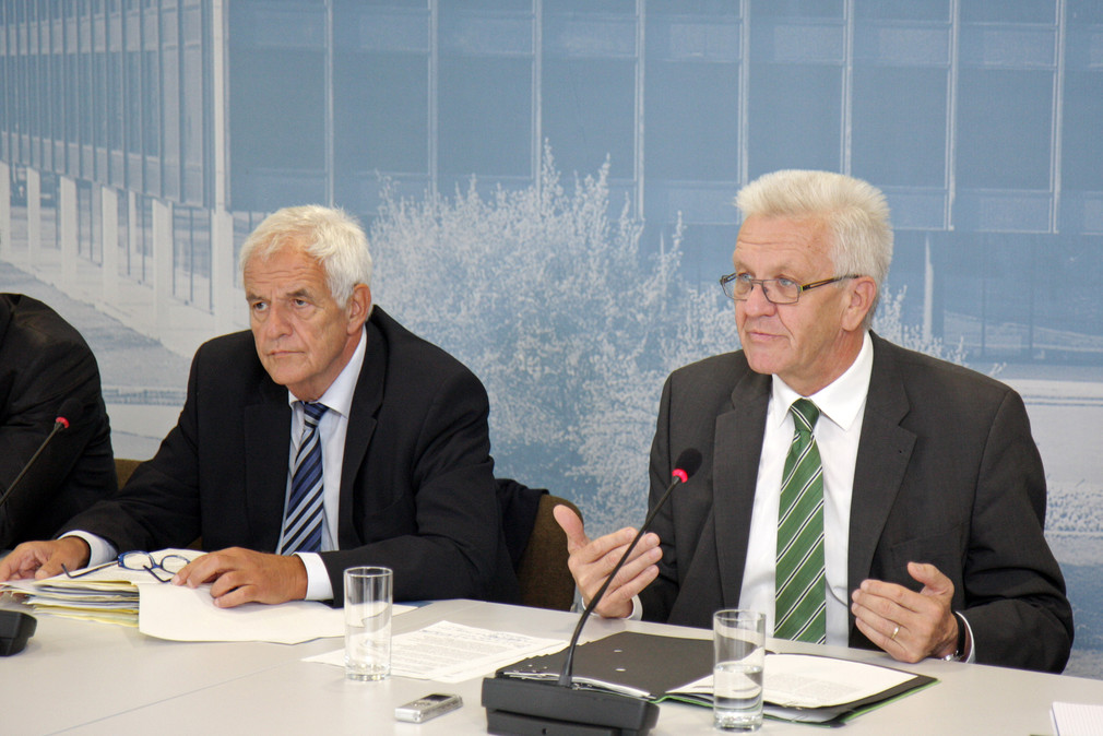 Ministerpräsident Winfried Kretschmann (r.) und Justizminister Rainer Stickelberger (l.) bei der Regierungspressekonferenz zur Umgestaltung des Jugendarrestes am 7. Oktober 2014 in Stuttgart.