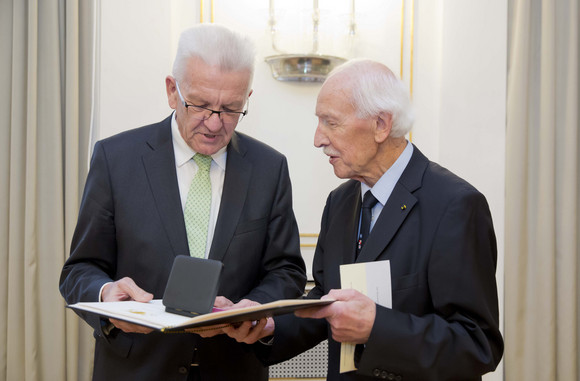 Ministerpräsident Winfried Kretschmann (l.) und Prof. Dr. Hermann Bausinger (r.)