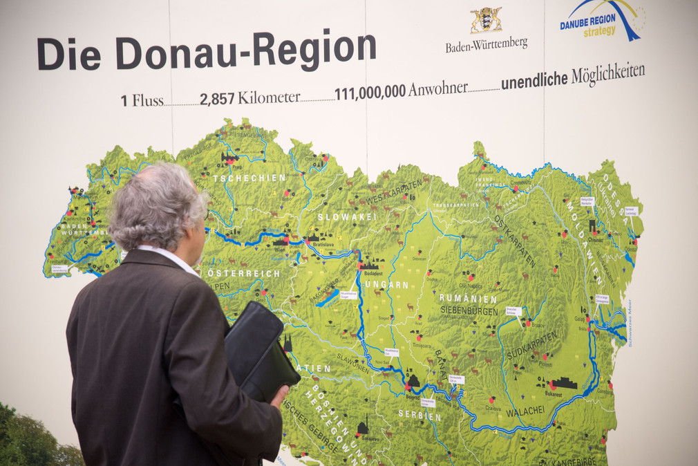 Ein Mann betrachtet eine Landkarte des Donauraums
