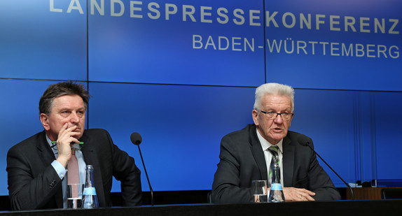 Ministerpräsident Winfried Kretschmann (r.) und Sozial- und Integrationsminister Manne Lucha (l.) 