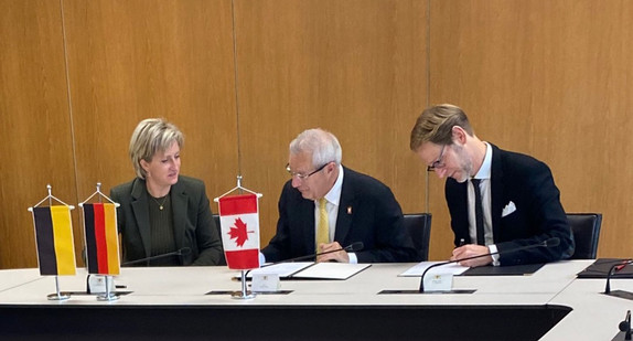 von links nach rechts: Wirtschaftsministerin Dr. Nicole Hoffmeister-Kraut, der Minister für wirtschaftliche Entwicklung, Arbeitsplatzbeschaffung und Handel in Ontario, Victor Fedeli und der Chef der Staatskanzlei, Staatsminister Dr. Florian Stegmann bei der unterzeichung des Memorandum of Understanding.