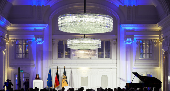 Blick von hinten in den Saal während der Rede von Bundesaußenministerin Annalena Baerbock