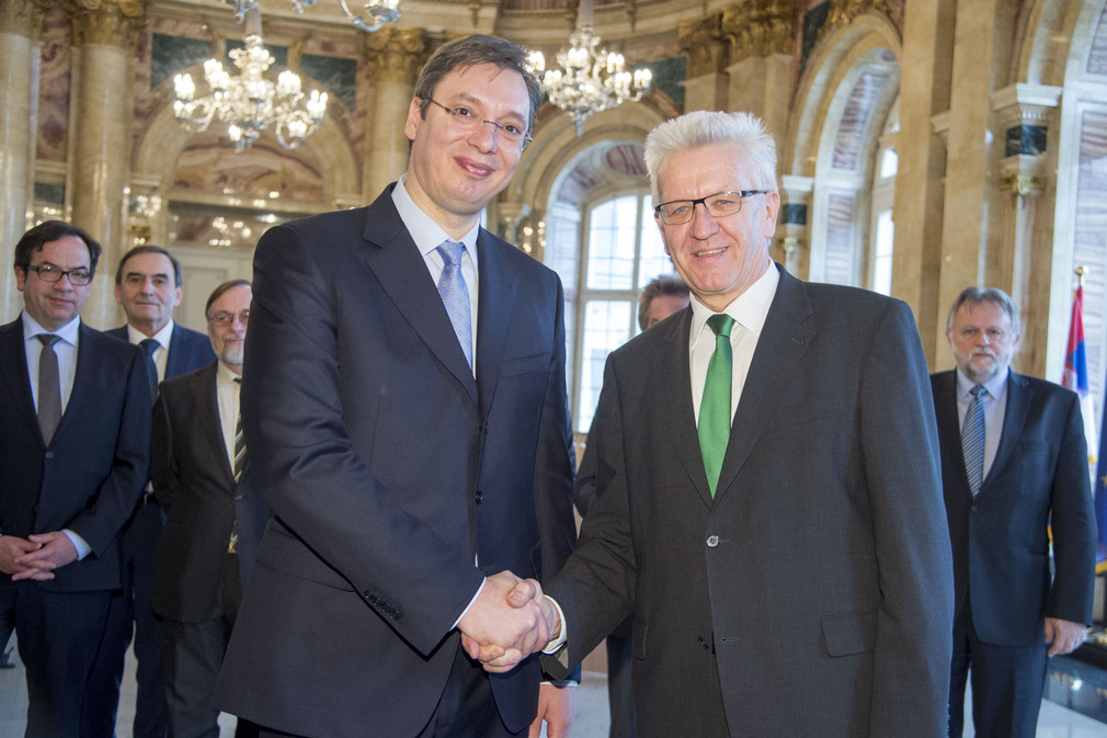 Ministerpräsident Winfried Kretschmann (r.) und der serbische Ministerpräsident Aleksandar Vučić (l.)