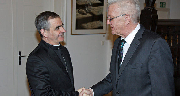 Ministerpräsident Winfried Kretschmann (r.) und Erzbischof Dr. Nikola Eterović (l.)