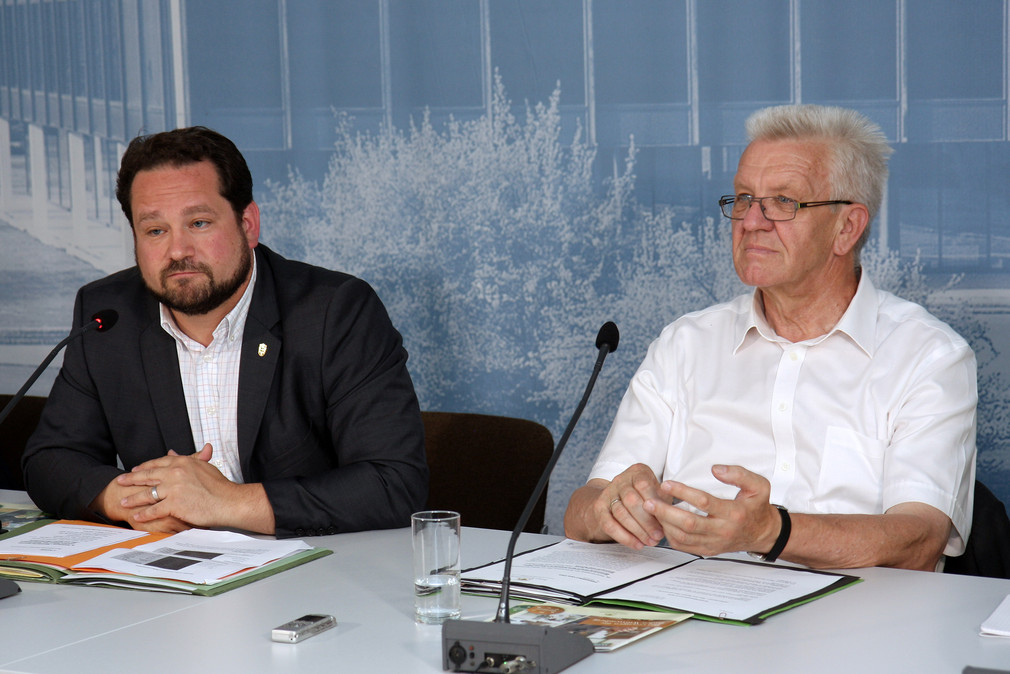 Ministerpräsident Winfried Kretschmann (r.) und Verbraucherminister Alexander Bonde (l.) bei der Regierungspressekonferenz