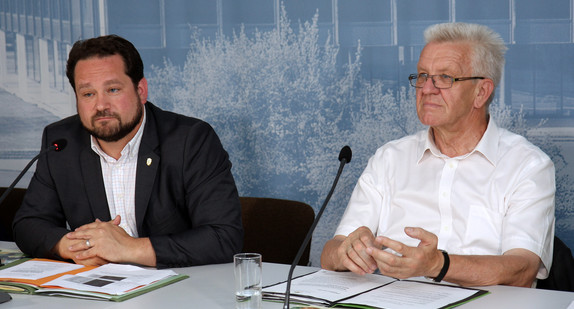 Ministerpräsident Winfried Kretschmann (r.) und Verbraucherminister Alexander Bonde (l.) bei der Regierungspressekonferenz