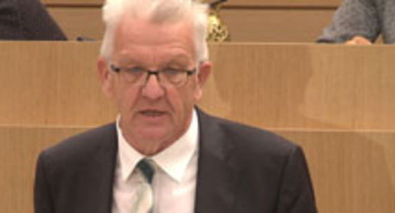 Ministerpräsident Winfried Kretschmann spricht im Landtag von Baden-Württemberg.