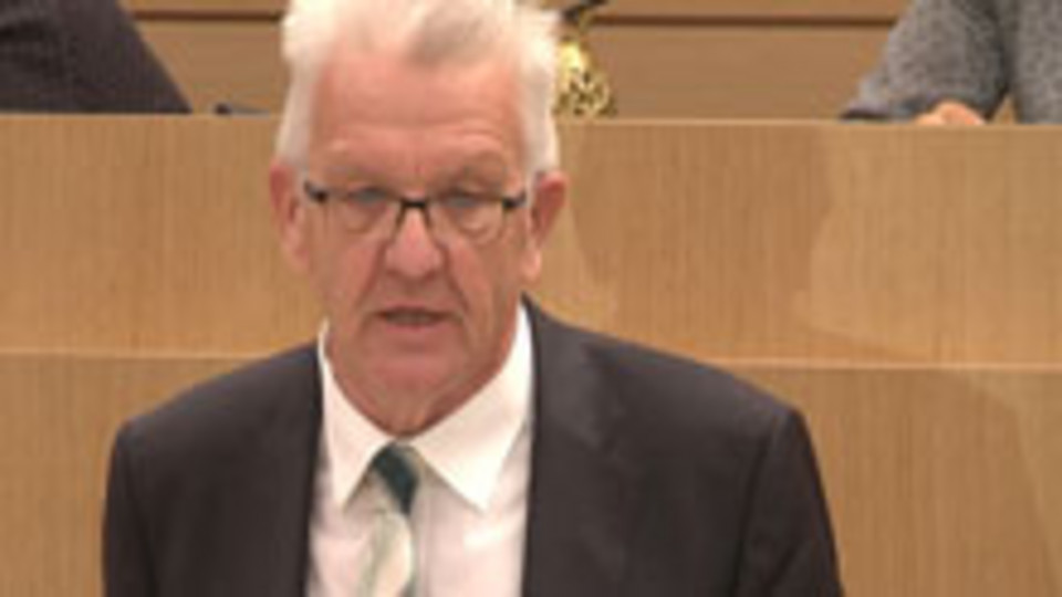 Ministerpräsident Winfried Kretschmann spricht im Landtag von Baden-Württemberg.
